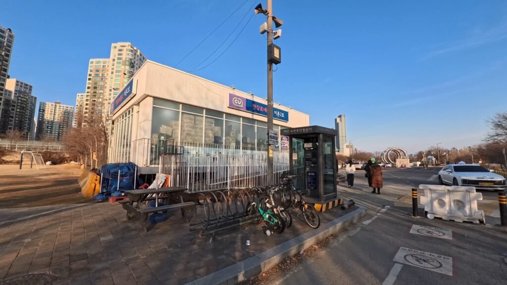 Ichon Hanriver Convenience store which has instant ramen machine.