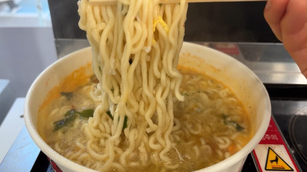 Stiring Instant ramen cooking on Han River induction machine
