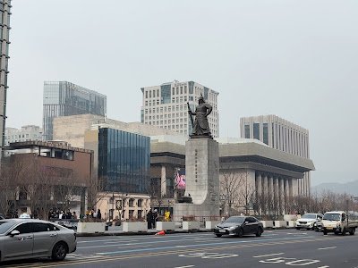 Gwanghwamun Square bike route with Bugaksan Mountain in the background