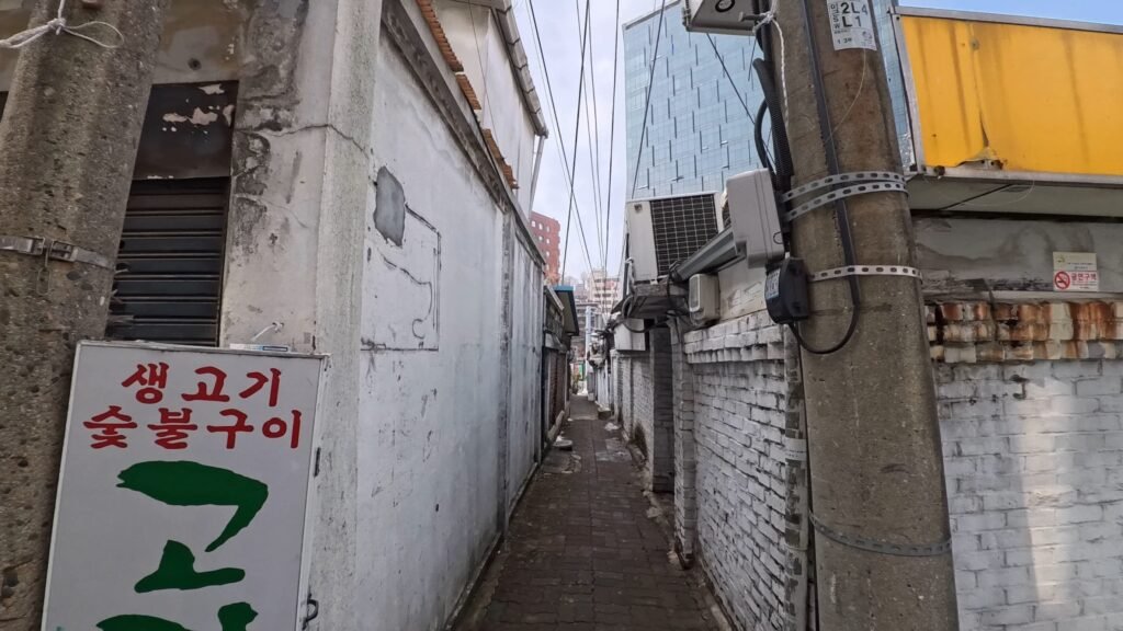 A safe and peaceful street in Joongnim-dong for a perfect daytime walking tour in Seoul.