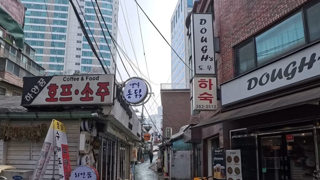 Walking through the retro alleys of Jungnim-dong, a non-touristy side of Seoul.