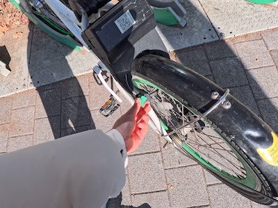Returning a Ddarungi bike at a public bike station in Seoul