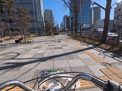Riding a Ddarungi bike through central Seoul streets