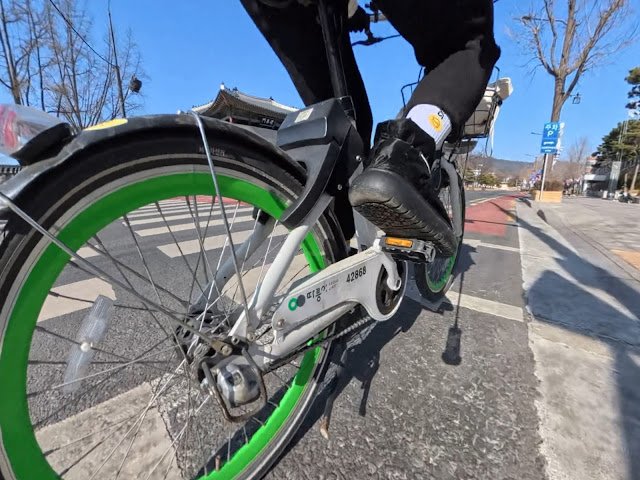 Cycling near major tourist areas in Seoul with Ddarungi